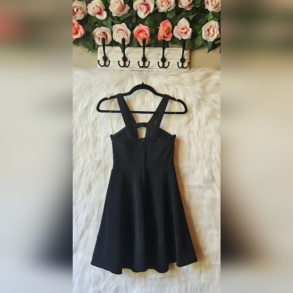 Emerald Sundae Black Halter Backless Cocktail Dress - Picture 4 of 7